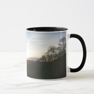 Taza Amanecer en las montañas humeantes