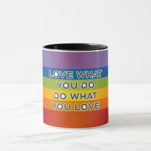 Taza Amar lo que haces cita - fondo arcoiris