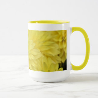 Taza amarilla de la dalia
