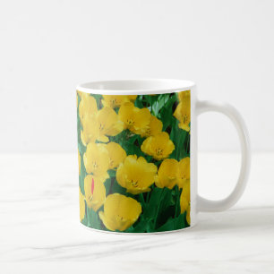 Taza amarilla de los tulipanes