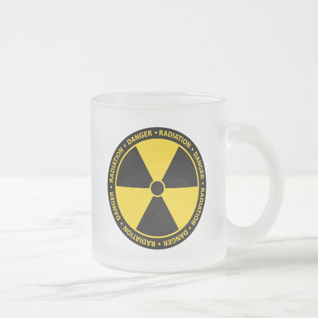 Taza amarilla del símbolo de la radiación (Derecha)