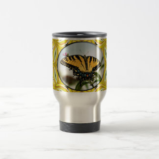 Taza amarilla maravillosa del viaje de la mariposa