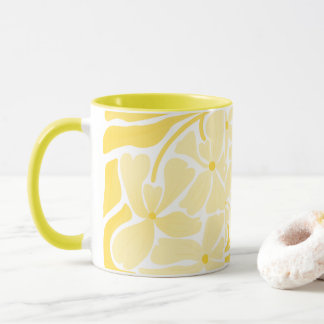 Taza amarilla pintada a mano con diseño artesanal