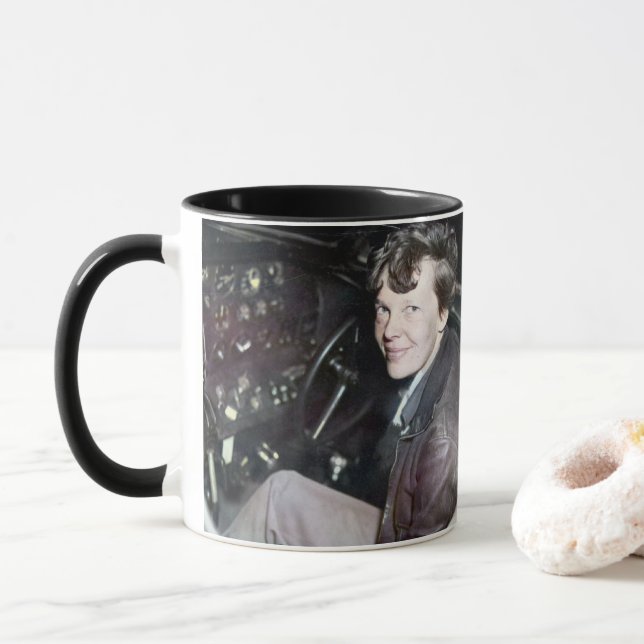 Taza Amelia Earhart Candid Airplane Cockpit Photo 1937 (Con donut)