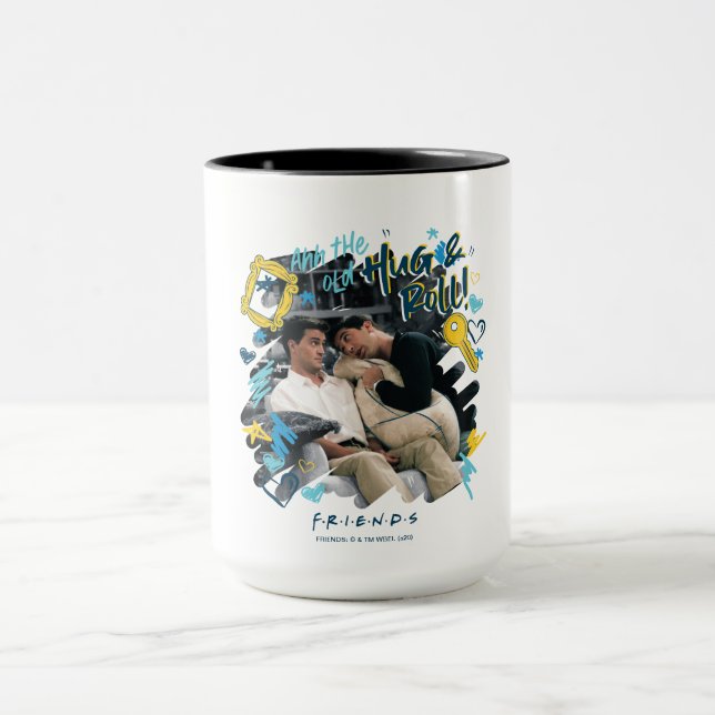 Taza AMIGOS™ | El viejo abrazo y rollo (Centro)