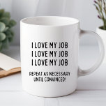 Taza Amo Mi Trabajo Funny Office Mug<br><div class="desc">¿Cansado de tazas aburridas que se mezclan con las paredes beige? ¡Sube tu escritorio (y tu rutina matutina) con una de nuestras hilarantes, sarcásticas y absolutamente únicas tazas de café! Ya sea que estés buscando el regalo perfecto para tu compañero de trabajo obsesionado con el café o que sólo quieras...</div>