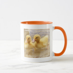 Taza Anadones amarillos borrosos de las imágenes el
