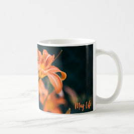 Taza anaranjada de la foto de la flor del lirio
