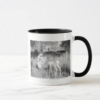 Taza Antílope de alimentación del muchacho