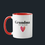Taza Anuncio de nacimiento de la abuela Mug<br><div class="desc">Abuela Este. 20XX. Este lindo diseño es la manera perfecta de anunciar tu embarazo a una nueva abuela, abuela, gamma, nana, abuela, etc. Gran regalo del Día de la Madre para cualquier abuelo. Ya sea un niño, es un chica, son mellizos, son trillizos, o es sólo un paquete de alegría....</div>