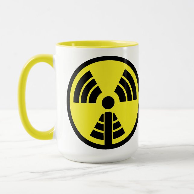 Taza ¡Apodcastalypse Mug! ¡Con el logo de la radiación! (Izquierda)