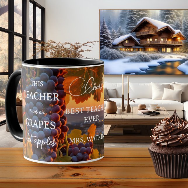 Taza Apreciación divertida de los profesores de uvas (Colorful teacher mug featuring a landscape scene at sunset with grapes, not apples)