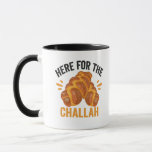Taza Aquí por el pan judío gracioso del Challah<br><div class="desc">chanukah,  menorah,  hanukkah,  dreidel,  jewish,  Chrismukkah,  vacaciones,  horah,  navidades,  jalá</div>