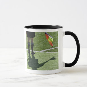 Taza Árbitro del fútbol que sostiene la bandera