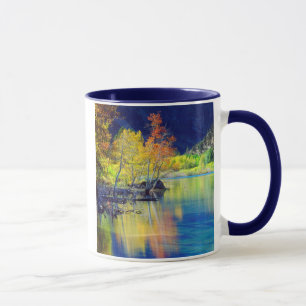 Taza Árbol de Aspen en otoño reflejándose en el lago Gr
