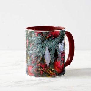 Taza Árbol de Navidad con juguetes dorados y rojos.