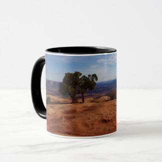 Taza Árbol fuera de las rocas rojas I en Canyonlands