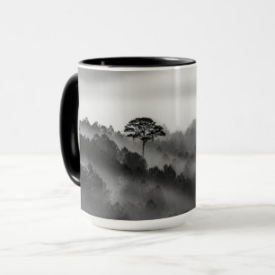 Taza Árbol grande en bosque de pinos en niebla