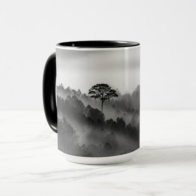 Taza Árbol grande en bosque de pinos en niebla (Anverso izquierdo)