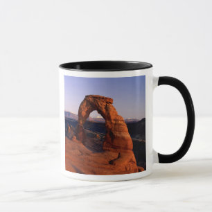 Taza Arco delicado al atardecer con La cubierta de niev