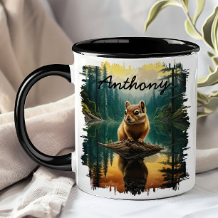 Taza Ardilla de las rayas en la reflexión del lago Log