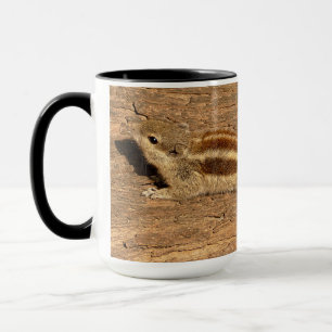 Taza Ardilla de palma india en un tronco de árbol
