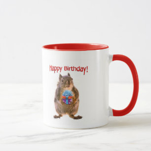 Taza Ardilla del feliz cumpleaños con el presente