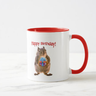 Taza Ardilla del feliz cumpleaños con el presente