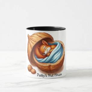 Taza Ardilla durmiendo en una nuez