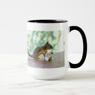 Taza Ardilla que juega los tambores