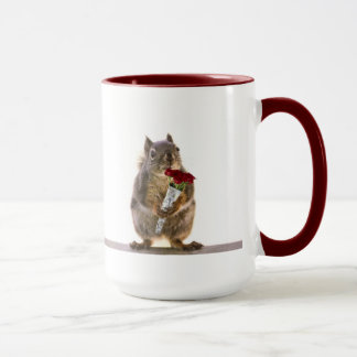 Taza Ardilla que sostiene el ramo del rosa rojo