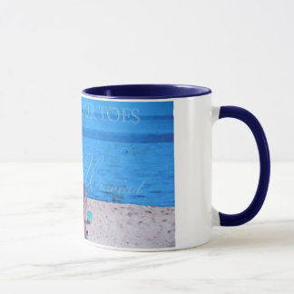 Taza Arena azul en los dedos del pie
