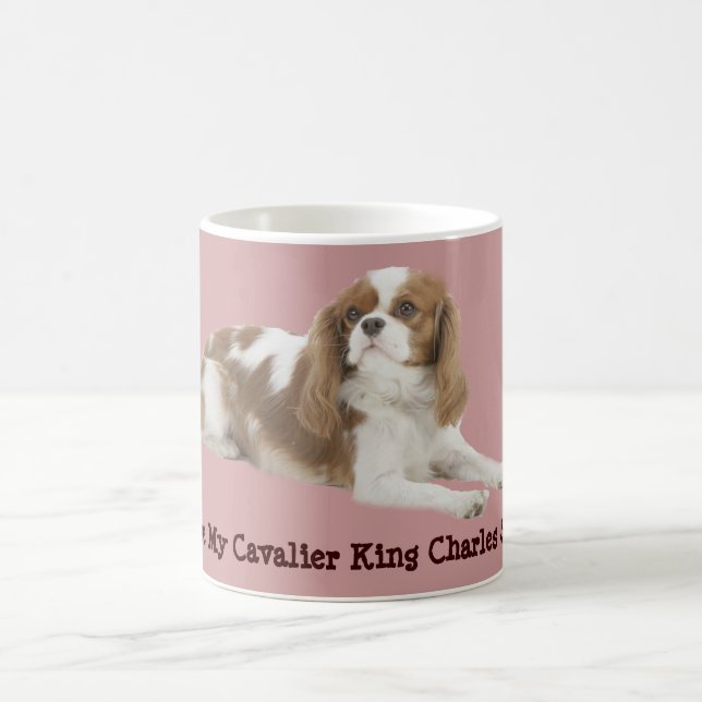 Taza arrogante del perro de aguas de rey Charles (Centro)