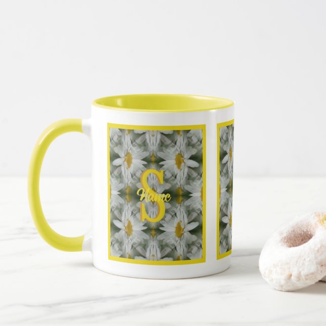 Taza Arte de margarita con inicial de monograma persona (Con donut)