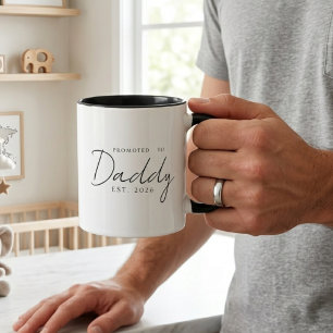 Taza Ascendido a Papá Diseño de Letra EST Año Elegante
