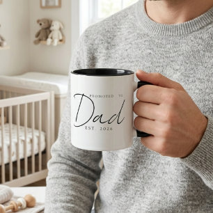 Taza Ascendido a Papá Diseño de Texto Elegante EST Año