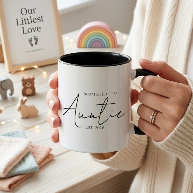 Taza Ascendido a tía elegante EST año Script (Subido por el creador)