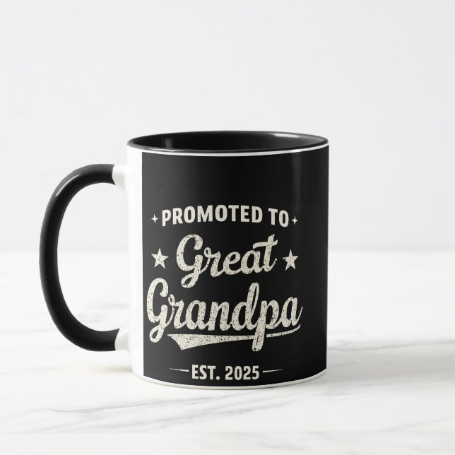 Taza Ascendido al regalo familiar del Gran Abuelo 2025 (Izquierda)