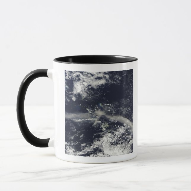 Taza Ash Plume de Soufriere Hills, Montserrat (Izquierda)