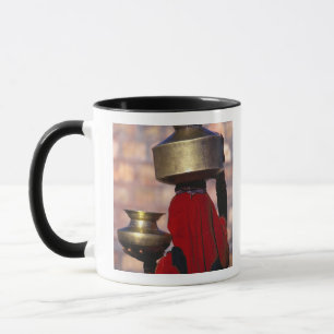 Taza Asia, India, Rajasthan. Una mujer local con un roj