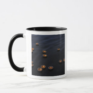 Taza Asia, India, región de Varanasi. Ofrendas en el