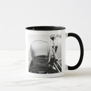Taza Asia, Japón, Tokio. Cesta de bicicleta en el Ginza