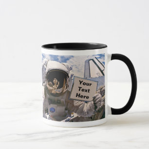 Taza Astronauta de la NASA sosteniendo un letrero - Agr