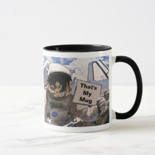 Taza Astronauta de la NASA sosteniendo un letrero - Agr