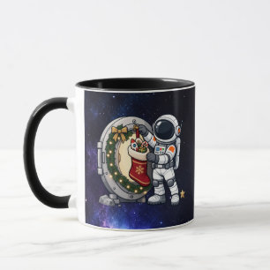 Taza Astronauta de Navidad colgando una media lunar