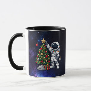Taza Astronauta de Navidad decorando un árbol lunar