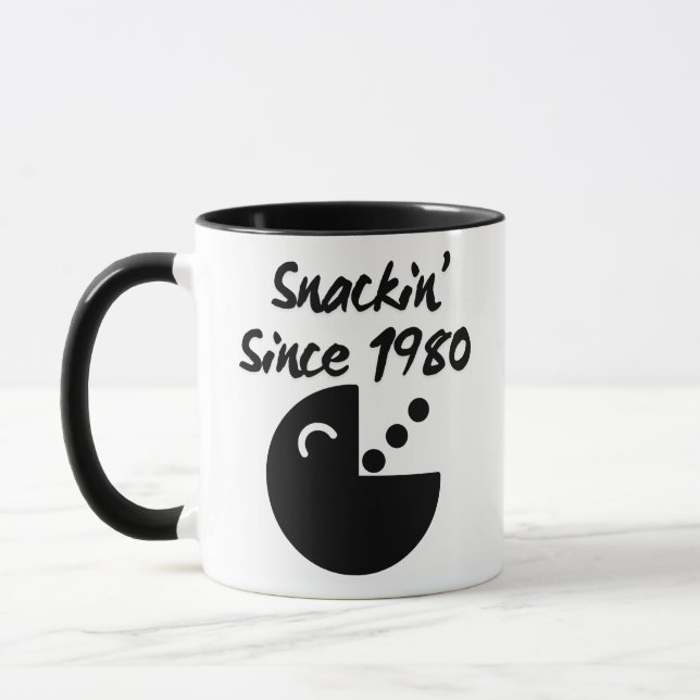 Taza Ataque de refrigerios: Snackin’ desde el arte de l (Izquierda)