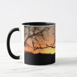 Taza Atardecer africano con espinosa silueta de árbol d