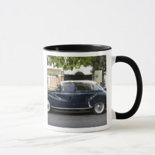 Taza Audi es un coche antiguo pero muy bien cuidado.