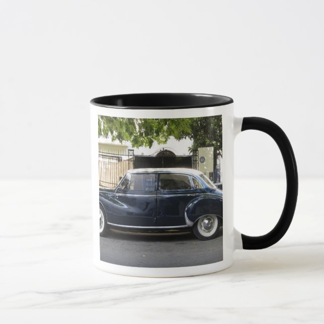 Taza Audi es un coche antiguo pero muy bien cuidado. (Derecha)